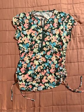 Carve Designs Women’s Floral Short Sleeve Rash Guard size small